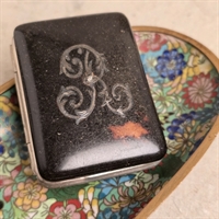 damepung-skildpaddeskjold-roedt-foer-fire-rum-monogram-R-antik-pung